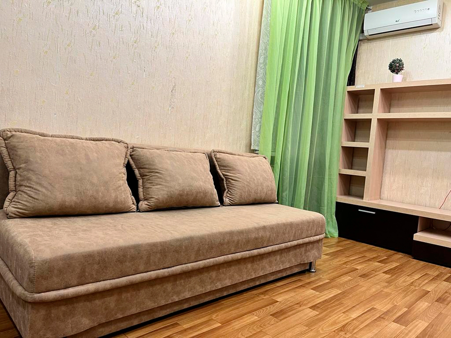 Светлая спальня в квартире на Раскольникова 21 для комфортного проживания посуточно